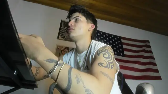 Snapshot of charlie_hotxxx chatting on November 14, 3:32 am charlie hotxxx online show from November 14, 3:32 am