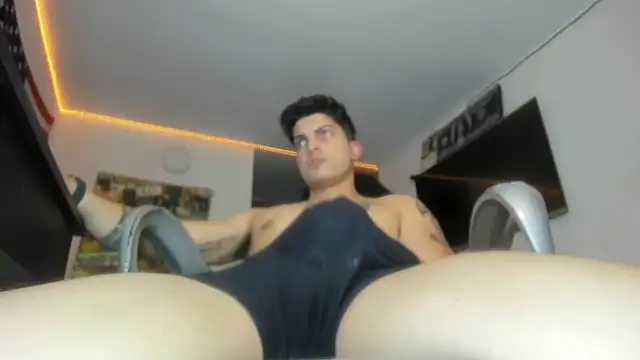 Snapshot of charlie_hotxxx chatting on September 28, 2:07 am charlie hotxxx online show from September 28, 2:07 am