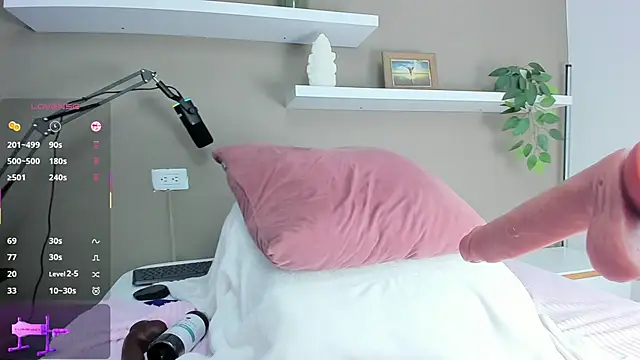 ashley nicoll online show from November 2, 1:38 pm