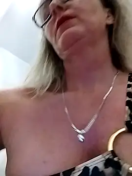 Snapshot of Tinuus chatting on September 29, 6:46 pm Tinuus online show from September 29, 6:46 pm