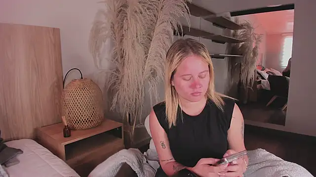 stefanny ruiz  online show from March 10, 1:00 pm