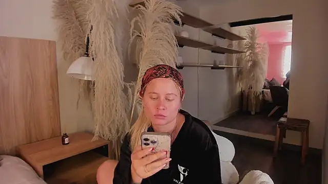 stefanny ruiz  online show from March 1, 4:33 pm