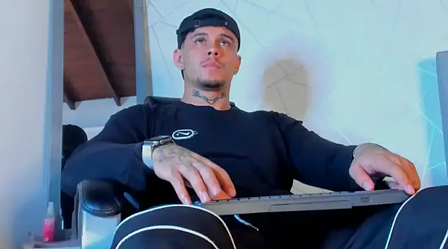 Snapshot of NoahhBrown chatting on March 20, 3:34 am NoahhBrown online show from March 20, 3:34 am