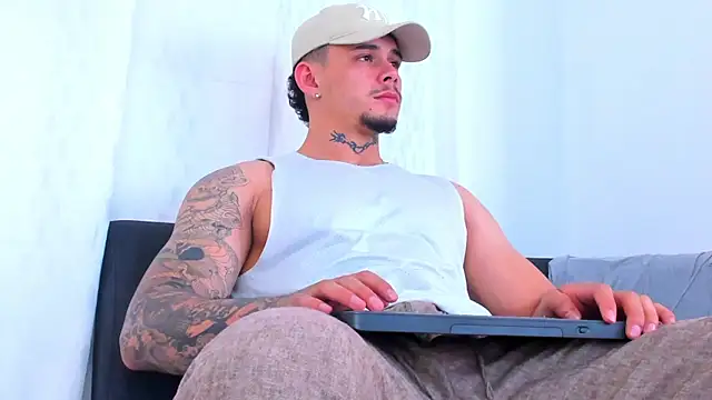 Snapshot of NoahhBrown chatting on October 24, 5:39 am NoahhBrown online show from October 24, 5:39 am