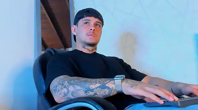 Snapshot of NoahhBrown chatting on March 16, 3:47 am NoahhBrown online show from March 16, 3:47 am