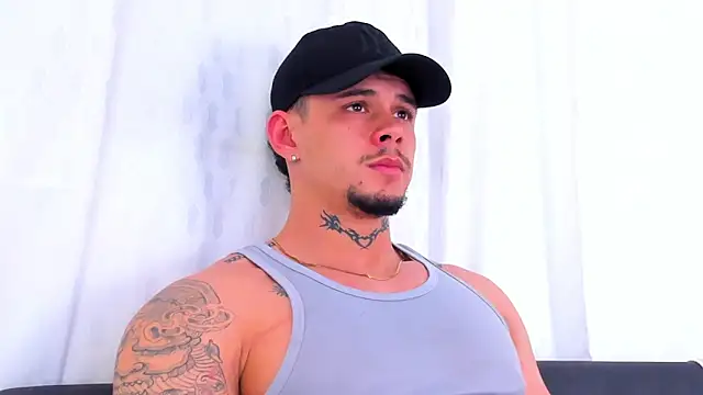 Snapshot of NoahhBrown chatting on October 29, 3:49 am NoahhBrown online show from October 29, 3:49 am