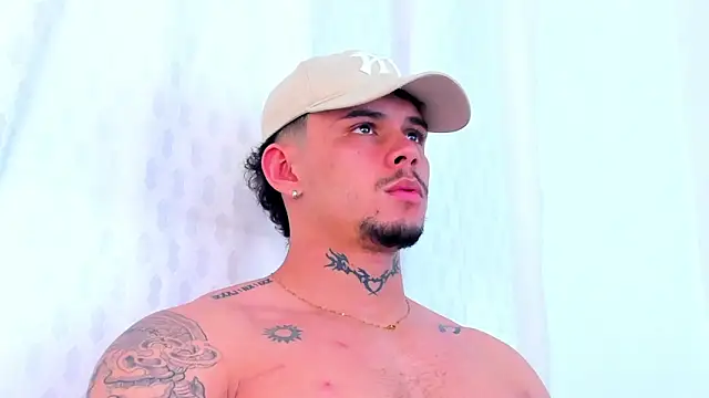 Snapshot of NoahhBrown chatting on October 1, 3:55 am NoahhBrown online show from October 1, 3:55 am