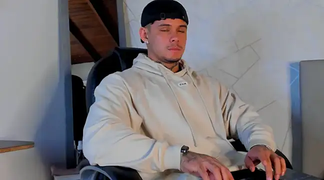 Snapshot of NoahhBrown chatting on March 23, 3:32 am NoahhBrown online show from March 23, 3:32 am