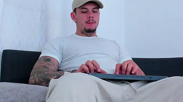 NoahhBrown online show from March 25, 1:17 am