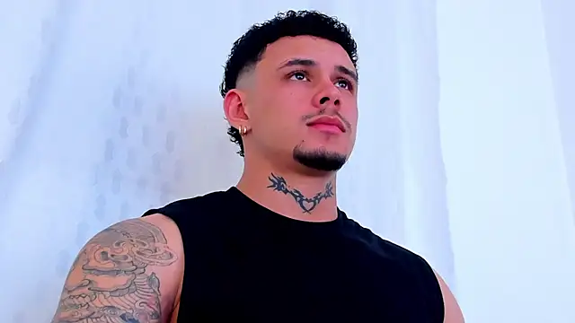 Snapshot of NoahhBrown chatting on November 9, 12:58 am NoahhBrown online show from November 9, 12:58 am