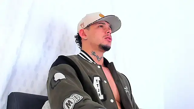 Snapshot of NoahhBrown chatting on October 12, 3:52 am NoahhBrown online show from October 12, 3:52 am