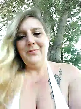 Snapshot of BecciDeluxe chatting on November 2, 1:05 pm BecciDeluxe online show from November 2, 1:05 pm