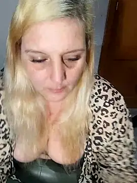 BecciDeluxe online show from February 19, 9:39 am