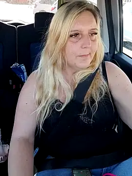 BecciDeluxe online show from May 14, 4:04 pm