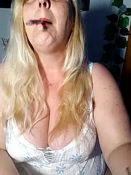 BecciDeluxe online show from April 17, 10:01 pm