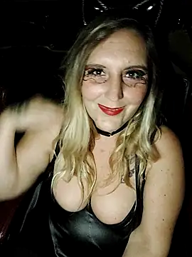 Snapshot of BecciDeluxe chatting on October 31, 9:00 pm BecciDeluxe online show from October 31, 9:00 pm