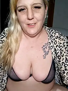 BecciDeluxe online show from February 9, 3:10 pm