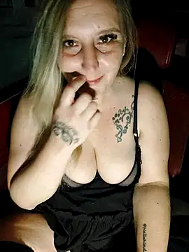 Snapshot of BecciDeluxe chatting on November 28, 8:20 pm BecciDeluxe online show from November 28, 8:20 pm