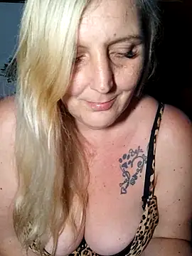 BecciDeluxe online show from May 24, 12:32 am