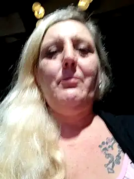 BecciDeluxe online show from June 9, 10:00 pm