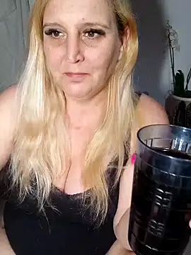 BecciDeluxe online show from March 15, 2:57 pm