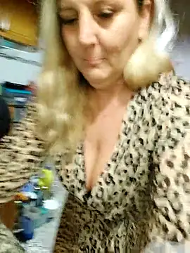 Snapshot of BecciDeluxe chatting on November 11, 9:53 pm BecciDeluxe online show from November 11, 9:53 pm