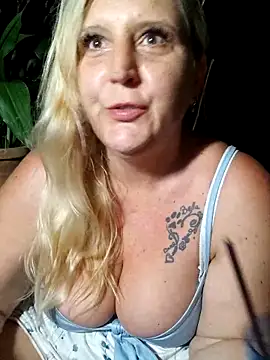 BecciDeluxe online show from June 16, 9:04 pm