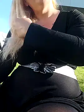 BecciDeluxe online show from February 24, 3:13 pm