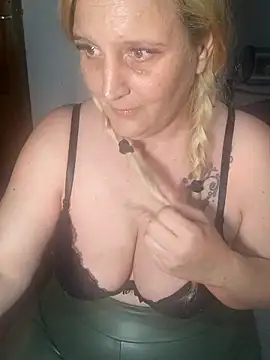 BecciDeluxe online show from March 5, 6:37 pm