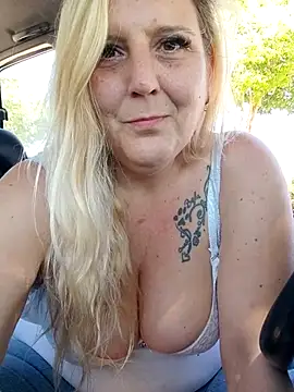 BecciDeluxe online show from May 11, 1:12 pm