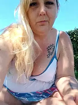 BecciDeluxe online show from April 19, 11:55 am