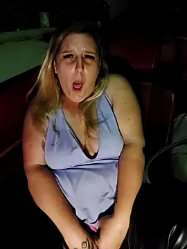 Snapshot of BecciDeluxe chatting on November 15, 2:37 am BecciDeluxe online show from November 15, 2:37 am