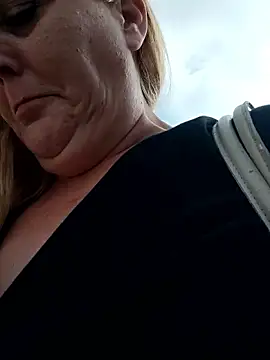 BecciDeluxe online show from January 15, 12:30 pm