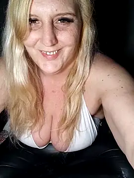 BecciDeluxe online show from February 7, 11:24 pm