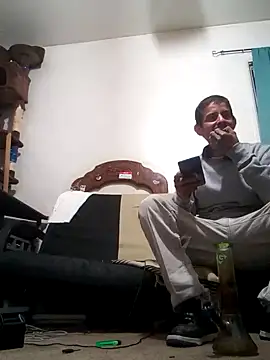 Snapshot of LongDickZee562 chatting on March 6, 6:19 am LongDickZee562 online show from March 6, 6:19 am