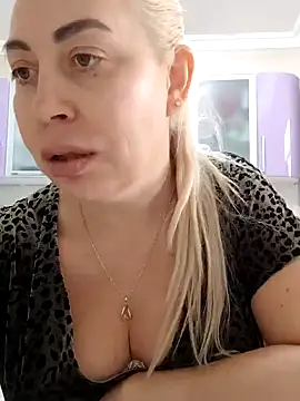 HotJanet online show from February 3, 1:40 pm