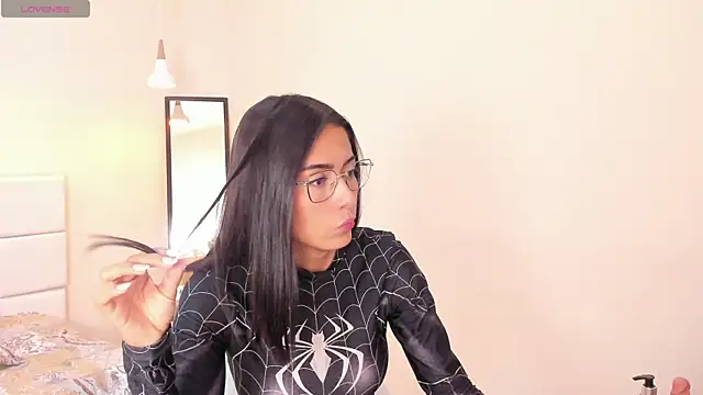 Snapshot of your_khloe chatting on May 11, 1:23 pm your khloe online show from May 11, 1:23 pm