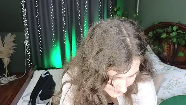 Snapshot of Charlotte_wow chatting on December 4, 8:30 pm Charlotte wow online show from December 4, 8:30 pm