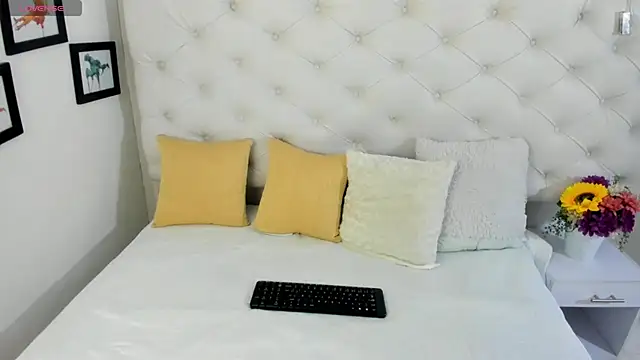 Snapshot of thaliia_gomez chatting on March 6, 7:10 pm thaliia gomez online show from March 6, 7:10 pm