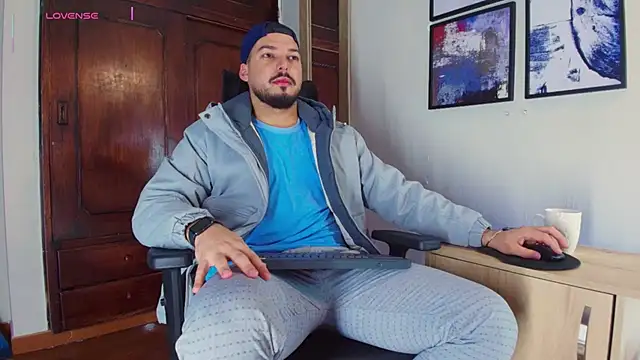 Snapshot of HenryBenso chatting on November 16, 9:58 am HenryBenso online show from November 16, 9:58 am