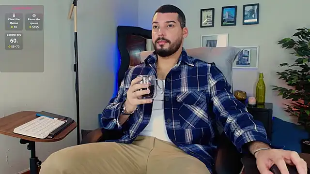 Snapshot of HenryBenso chatting on July 6, 1:51 pm HenryBenso online show from July 6, 1:51 pm