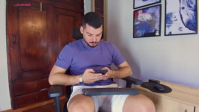 Snapshot of HenryBenso chatting on November 28, 7:25 pm HenryBenso online show from November 28, 7:25 pm