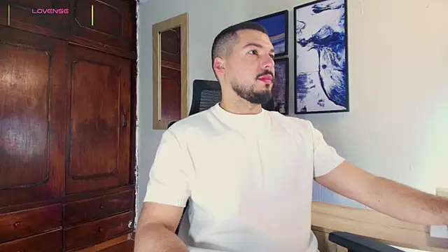 Snapshot of HenryBenso chatting on November 17, 10:08 am HenryBenso online show from November 17, 10:08 am