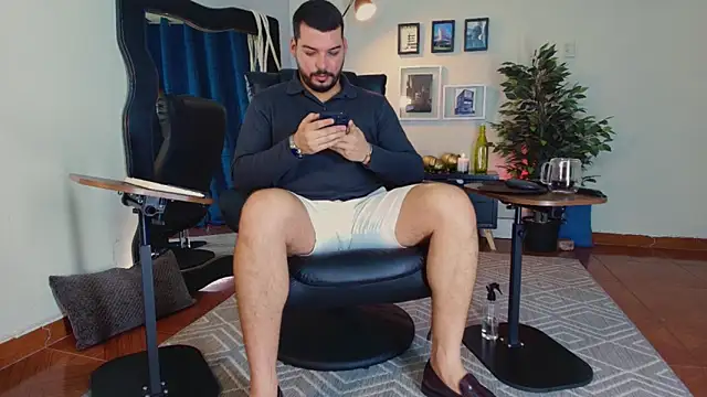 Snapshot of HenryBenso chatting on June 8, 12:06 pm HenryBenso online show from June 8, 12:06 pm