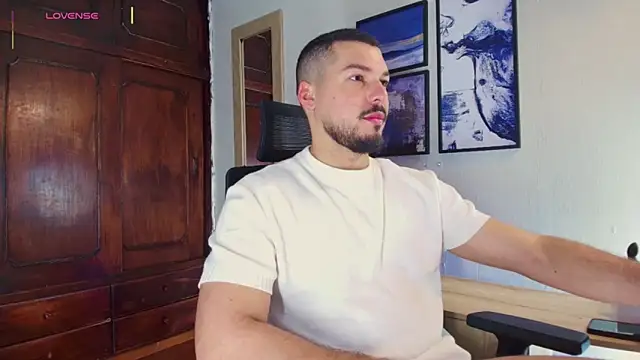 Snapshot of HenryBenso chatting on November 15, 9:57 am HenryBenso online show from November 15, 9:57 am