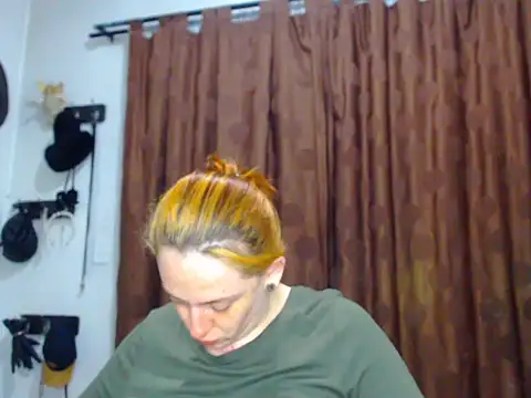 Snapshot of Redhead_incandy chatting on July 5, 7:04 am Redhead incandy online show from July 5, 7:04 am