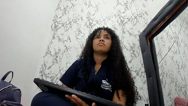 Snapshot of makena18 chatting on October 19, 1:47 pm makena18 online show from October 19, 1:47 pm