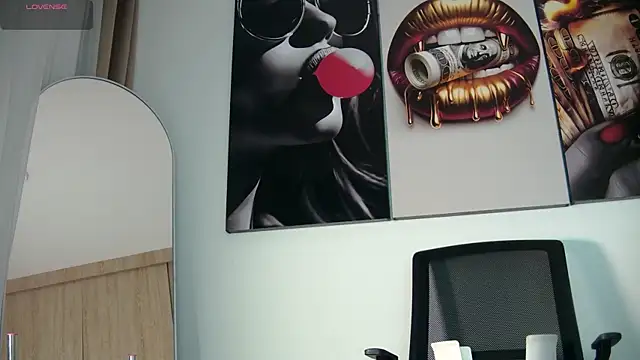 aidaadams online show from December 18, 11:25 am