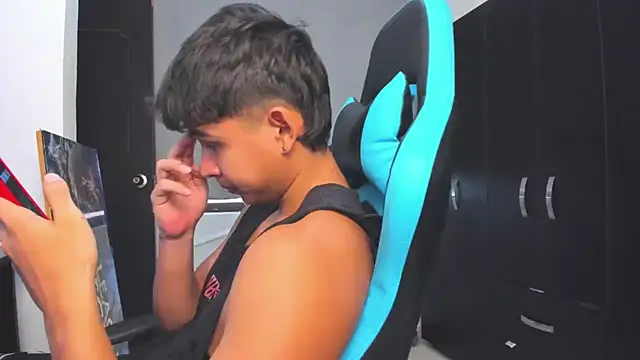 Snapshot of Bray_Kevin chatting on November 4, 8:01 pm Bray Kevin online show from November 4, 8:01 pm