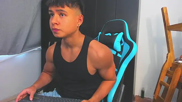 Snapshot of Bray_Kevin chatting on December 13, 8:15 pm Bray Kevin online show from December 13, 8:15 pm